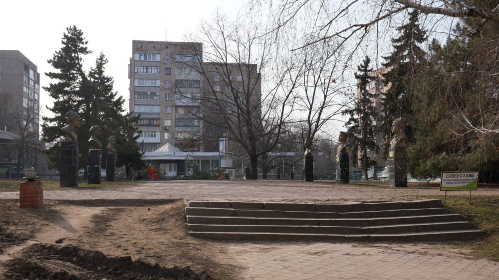 Столичный сквер Славы героев гражданской войны, расположенный в районе Луганского краеведческого музея, а также мемориальный комплекс «Борцам революции» будут отремонтированы благодаря помощи Москвы