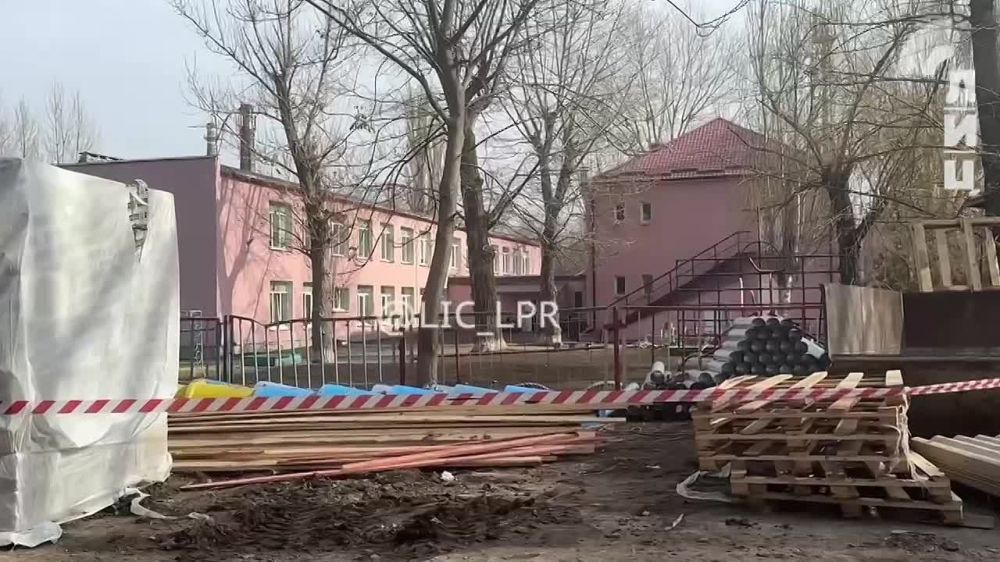 Московские специалисты капитально отремонтируют более 100 кровель в многоквартирных домах Луганска в этом году