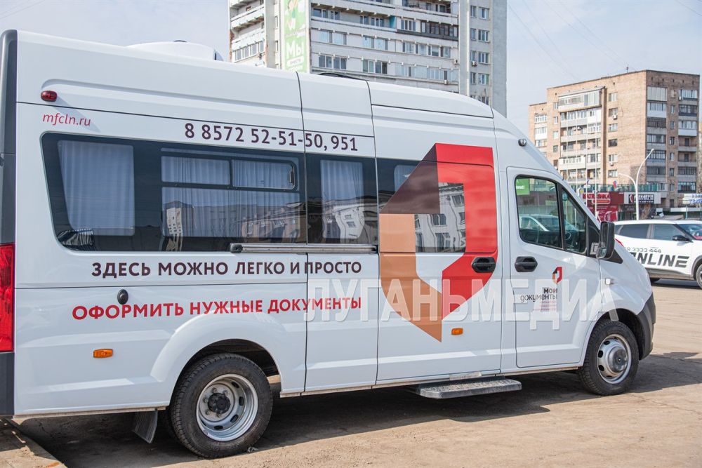 В Луганске прошла передача мобильного офиса МФЦ ЛНР и машины для выездного обслуживания населения многофункциональным центрам, работающим в Антрацитовском и Старобельском муниципальных округах