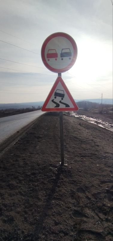 Работниками ООО «ПроектСтрой» выполнены работы по очистке от грязи дорожных знаков, сигнальных столбиков и барьерного ограждения на автодороге регионального значения 43Р-21 Луганск – Лутугино – Красный Луч – граница Донецкой...