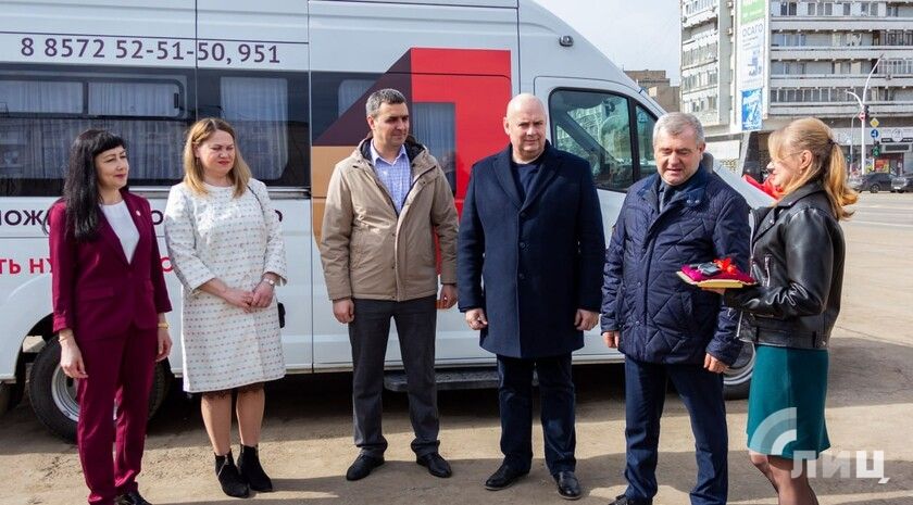 МФЦ ЛНР передал мобильный офис и подвижный пункт отделениям Антрацита и Старобельска