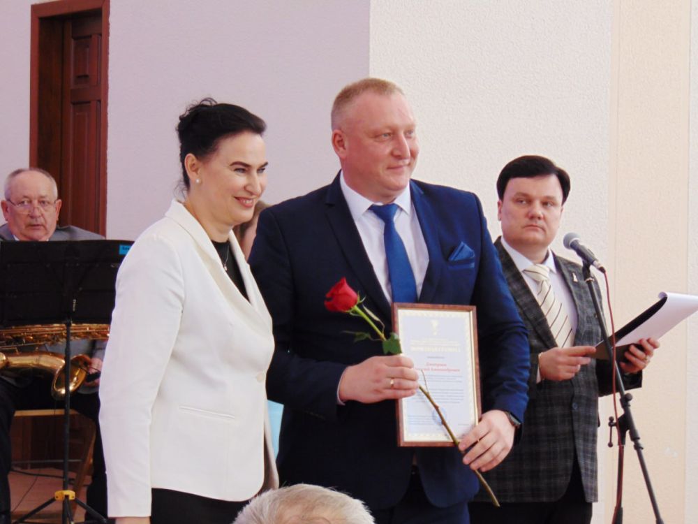 В канун празднования Дня работников бытового обслуживания населения и жилищно-коммунального хозяйства в Администрации Луганска состоялось торжественное мероприятие