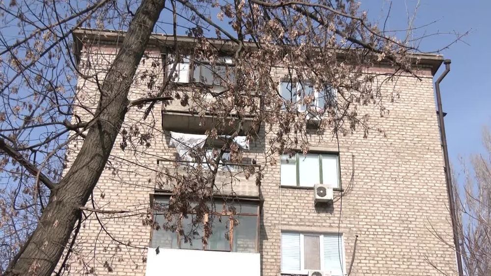 В Луганске проводятся активные работы по ремонту кровель многоквартирных домов