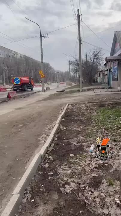 В Луганске моют асфальт