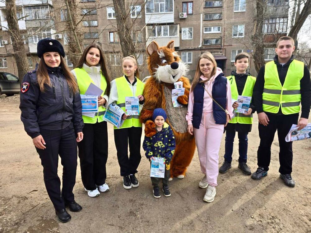 Сотрудники Госавтоинспекции Луганска с новым помощником провели мероприятие по безопасности дорожного движения