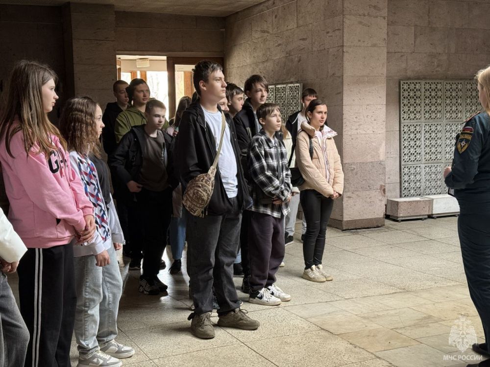 Наглядная теория – сотрудники МЧС России проводят обучающие встречи со школьниками