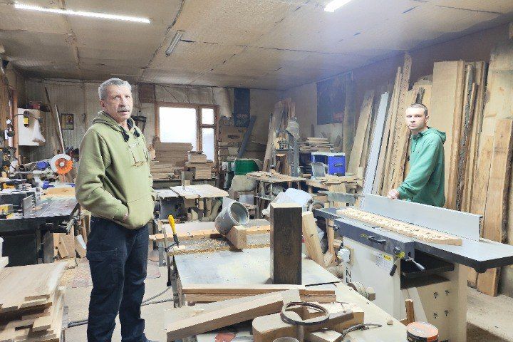 Сделано в Большой Вергунке: Стол как из Италии создали в мастерской Луганска