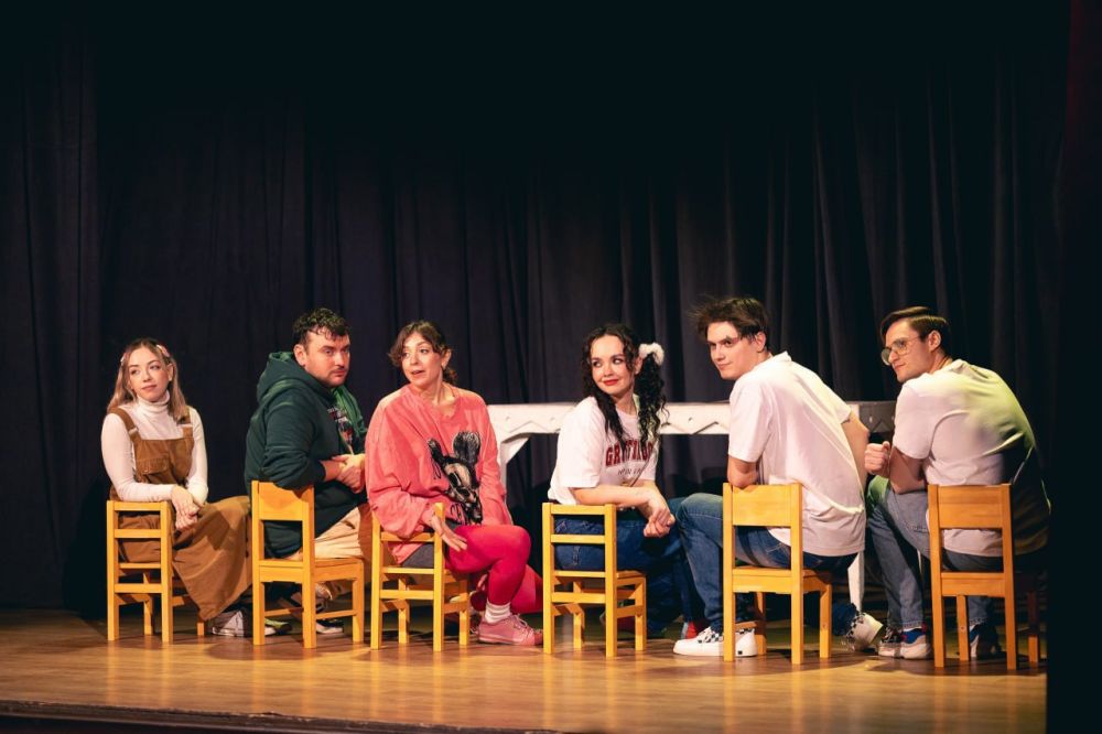 В Луганском академическом музыкально-драматическом театре имени М. Голубовича состоялась премьера спектакля-квартирника «Мам, ну не читай!»