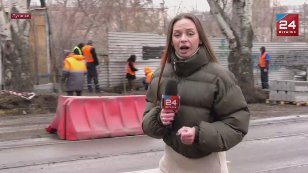 На улице Фрунзе в Луганске восстанавливают дорожное полотно