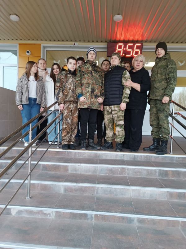 Олег Коваль: Депутат Станично - Луганского муниципального Совета, муниципальный координатор проекта "Новая школа" ВПП "Единая Россия" Наталья Макарова приняла участие в акции "Сад памяти", организованной школьным...