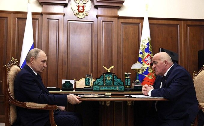 Глава региона информировал Президента о мерах поддержки участников СВО, проектах в области промышленности и транспортной инфраструктуры, развитии сельского хозяйства, состоянии сферы образования и о подготовке кадров. Особое внимание уделено местному