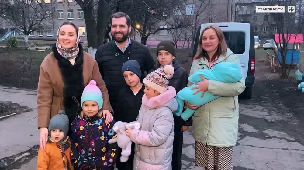 Теперь места хватит на всех: многодетной семье из ЛНР подарили большой автомобиль