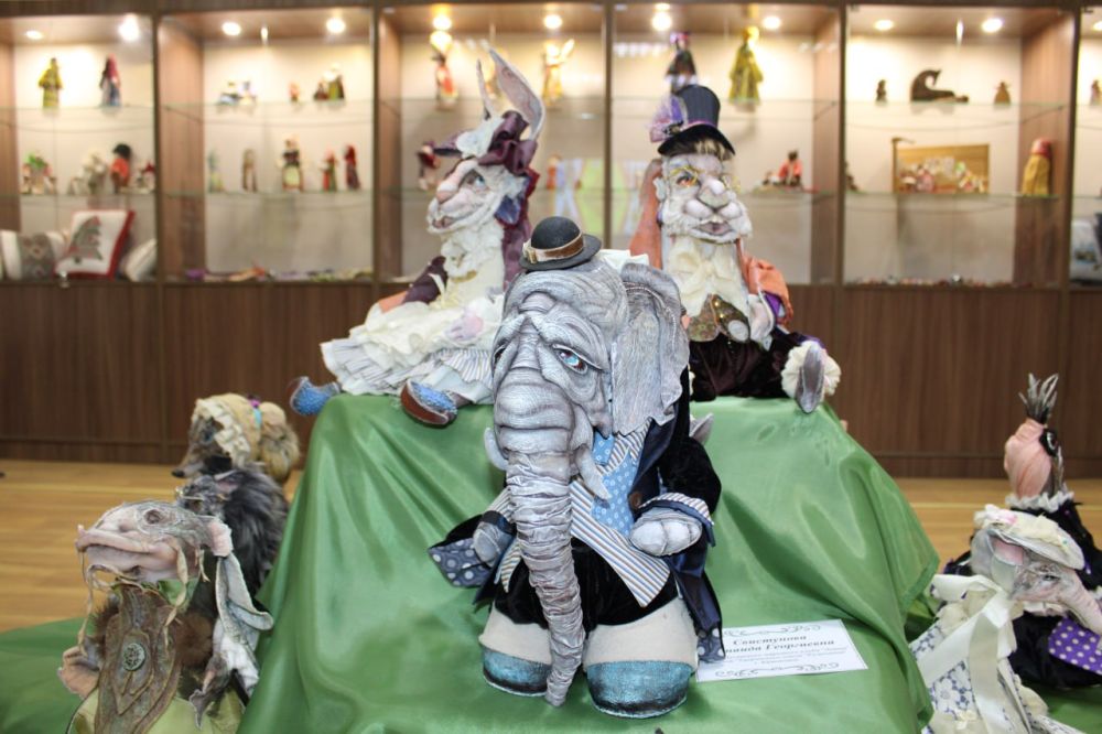 В преддверии Дня работника культуры в стенах Луганского центра народного творчества открылась необычная выставка работ мастеров филиала народного клуба «Левша» «Творческий союз «Кудесница» Елены Беринчик и Зинаиды...