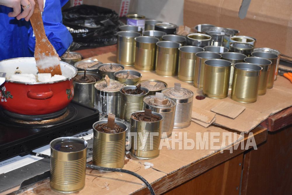 Активисты женского движения «Единой России» в городе Кировск в очередной раз оказывают помощь фронту, изготавливая блиндажные свечи для военнослужащих