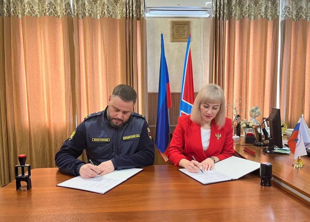 Уполномоченный по правам ребенка в Луганской Народной Республике Инна Швенк и Главный судебный пристав Луганской Народной Республики Олег Юрашенский подписали соглашение о сотрудничестве и взаимодействии
