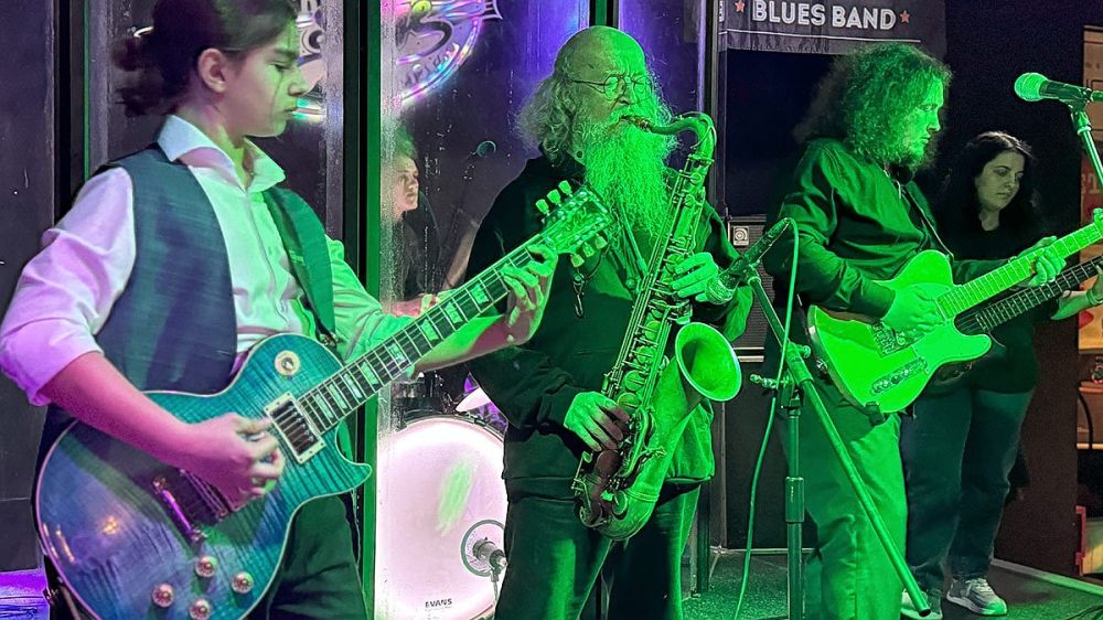 Надежды маленький оркестрик катил по селам фронтовым: волонтеры и музыканты пытаются вдохнуть жизнь в заброшенный шахтерский край в ЛНР