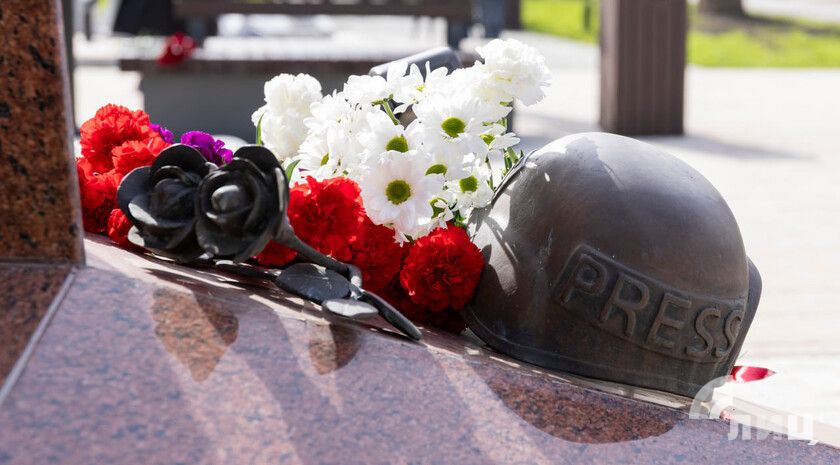 Журналисты ЛНР почтили память сотрудников федеральных СМИ, погибших при ударе ВСУ