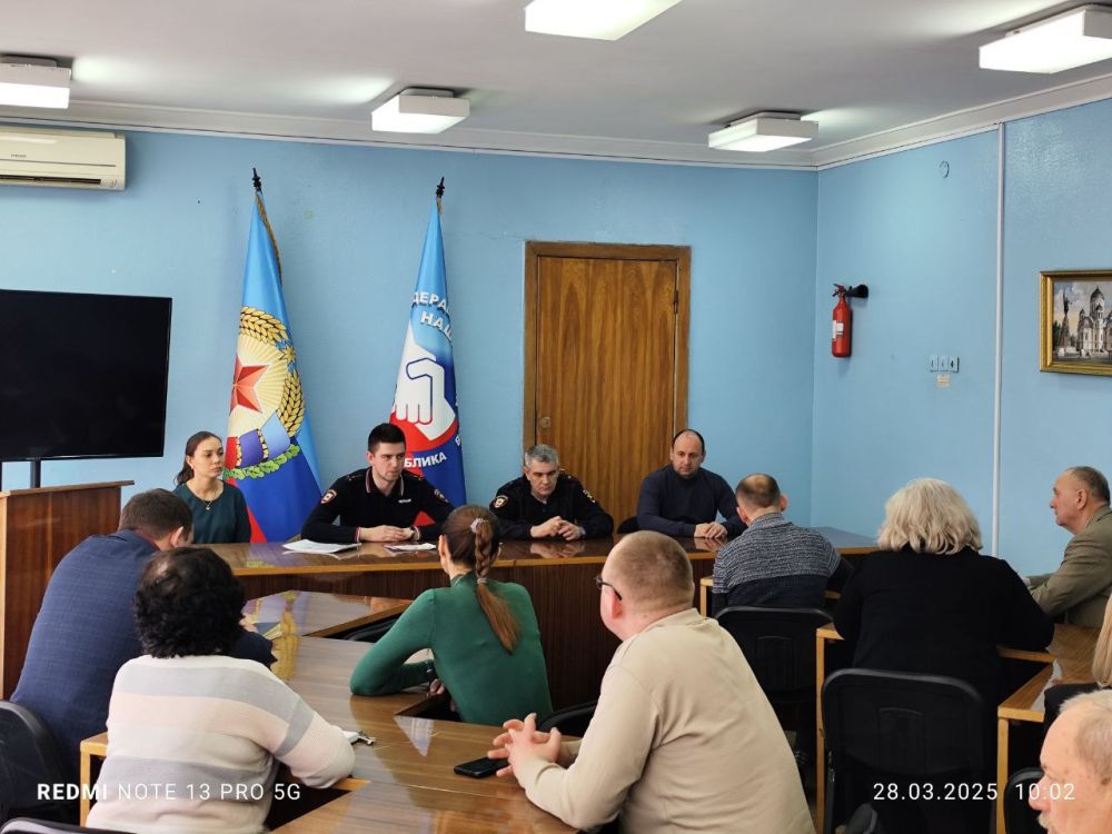 Игорь Рябушкин: Сегодня, в Доме профсоюзов состоялась встреча представителей профсоюзных организаций с сотрудниками Министерства внутренних дел Луганской Народной Республики с целью противодействия участившимся случаям...