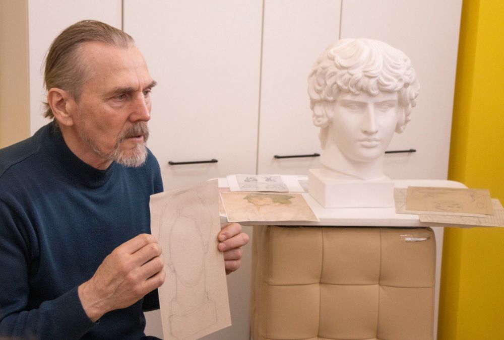 В Галерее искусств состоялось открытие мини-выставки «Художник и театр»