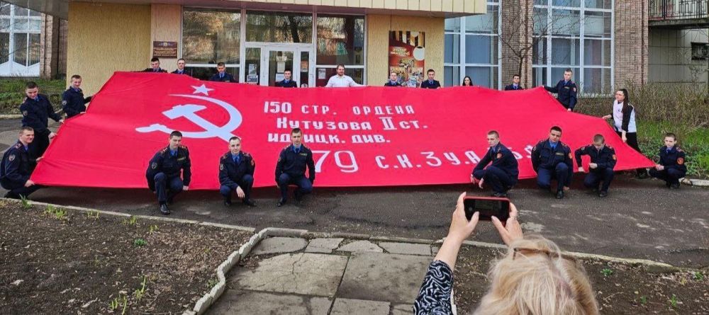 Русская весна. В рамках продолжения плодотворного сотрудничества Штаба общественной поддержки Единой России и куратора Всероссийского проекта «Знамя нашей Победы», соавтора народного фотопроекта, посвященного событиям...