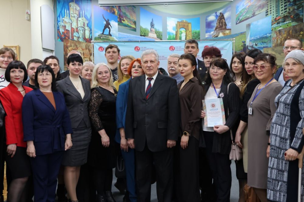 На базе Луганской галереи искусств состоялось открытие республиканской выставки работ мастеров декоративно-прикладного и изобразительного искусства народного клуба «Левша» «Палитра народного творчества»