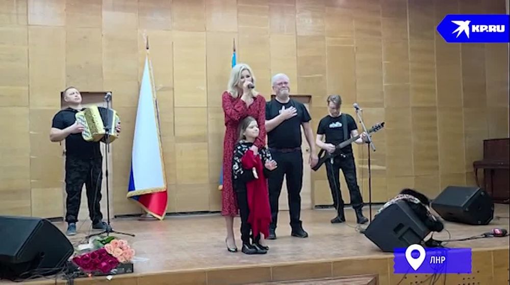 Песни для тех, кто защищает Родину: Певица Виктория Цыганова устроила концерт для раненых бойцов ЛНР