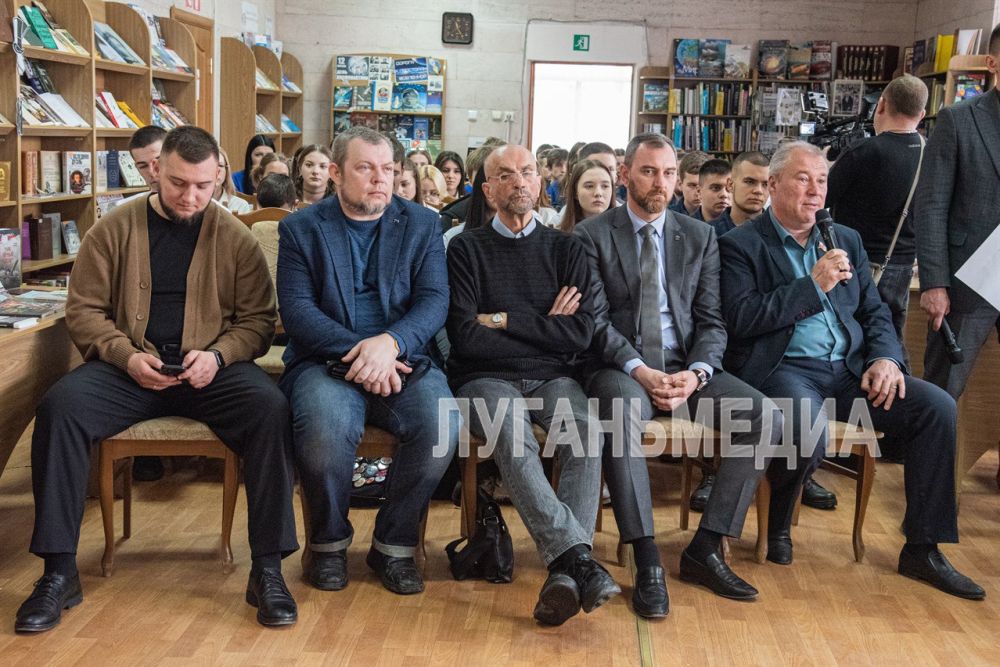 В Луганской молодежной библиотеке состоялось видеоконференция со Штабом общественной поддержки Красноярского края, посвященная событиям 6 апреля 2014 года, а именно захвату здания СБУ