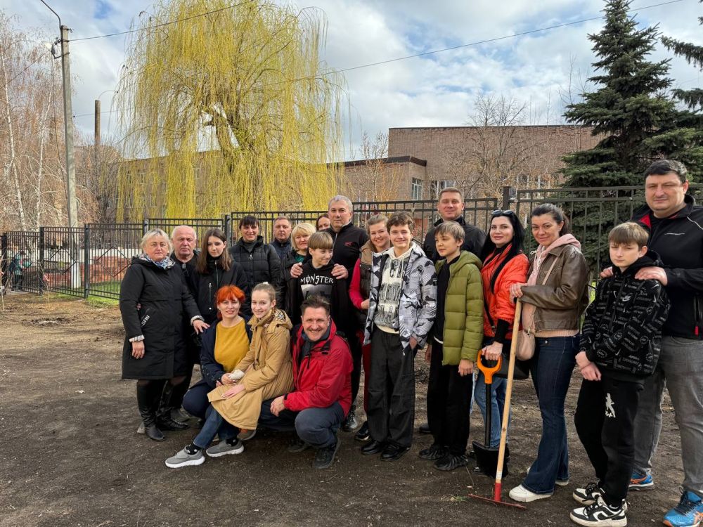 У луганской школы №20 высадили «Аллею памяти»