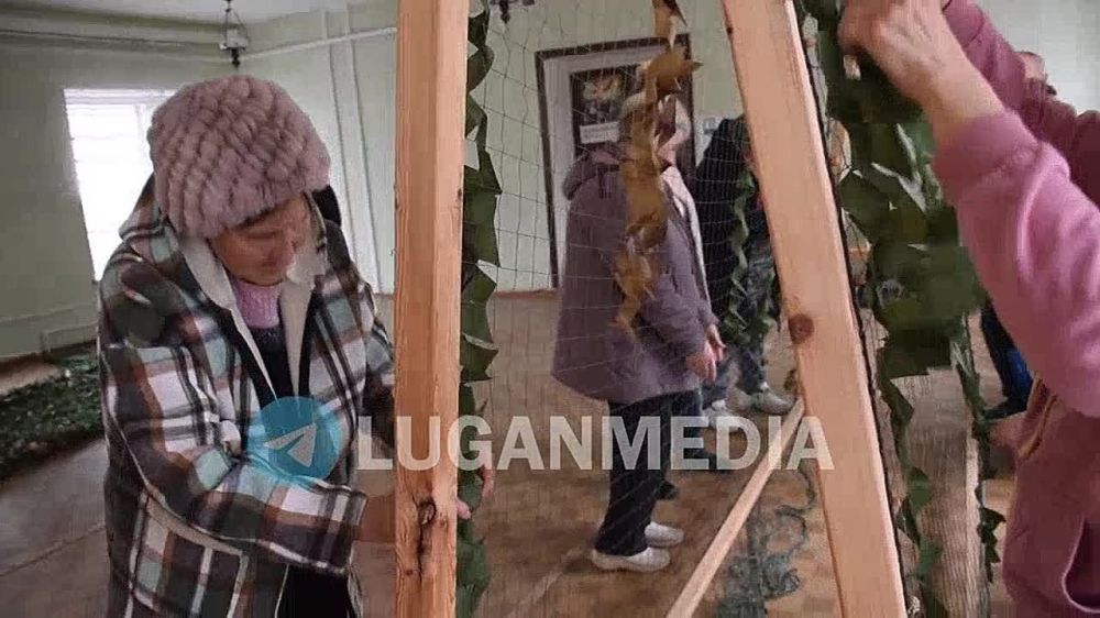 В Первомайском городском округе семьи погибших участников СВО активно принимают участие в изготовлении маскировочных сетей