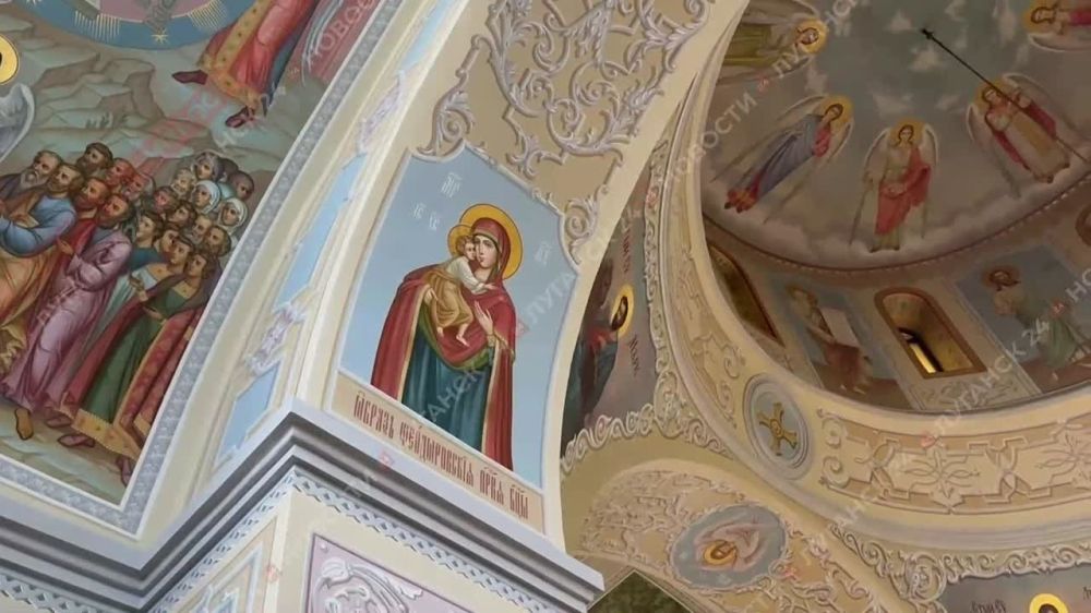 В Свято-Петропавловском кафедральном соборе Луганска встретили икону с мощами Святителя Тихона, Патриарха Московского и всея Руси