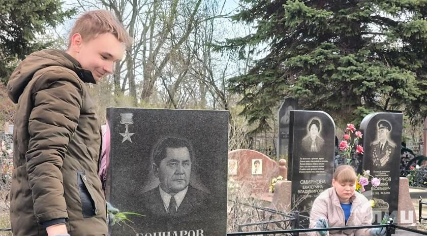 Участники проекта «Хранители наследия» вместе с представителями властей приступили к благоустройству могил Героев Советского Союза, похороненных в Луганске