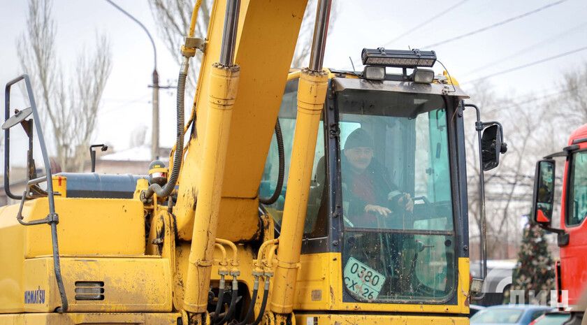 Специалисты приступили к ремонту дороги, соединяющей два села в Краснодонском округе