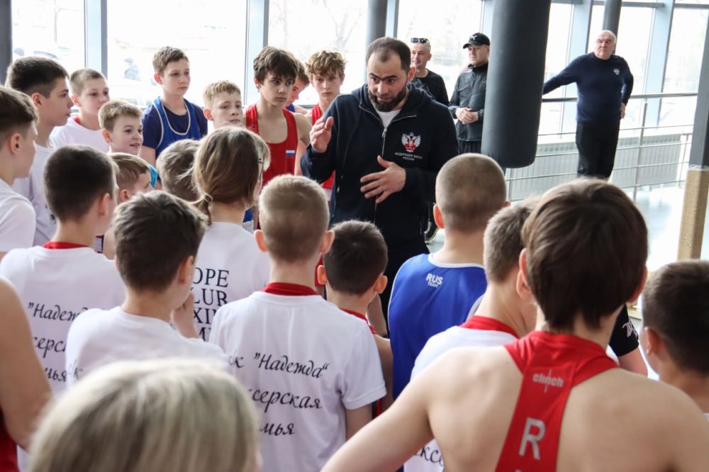 «Сравниться и превзойти…». Титулованные российские спортсмены Григорий Дрозд и Рахим Чахкиев провели мастер-класс для молодых спортсменов ЛНР Встреча состоялась в специализированном зале бокса «Чемпион»