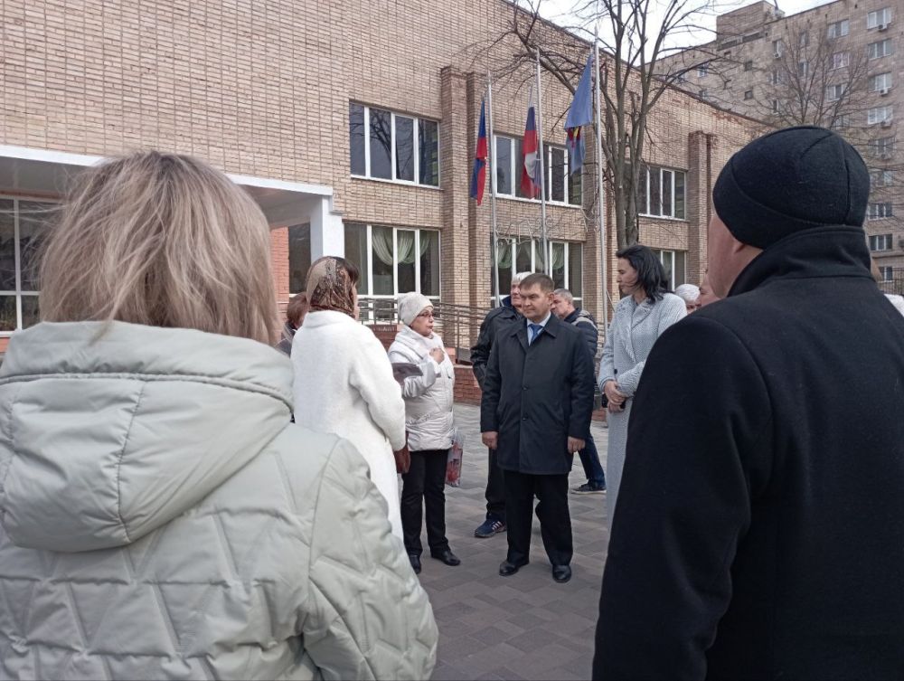 Яна Пащенко: Возле Луганской средней школы № 20 имени Андрея Демехина состоялся выездной прием граждан, во время которого каждый желающий житель этого района смог задать вопросы, касающиеся жизнеобеспечения города