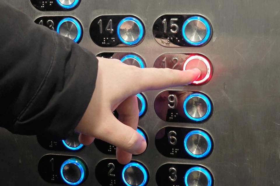 В Краснодоне установят 26 новых лифтов