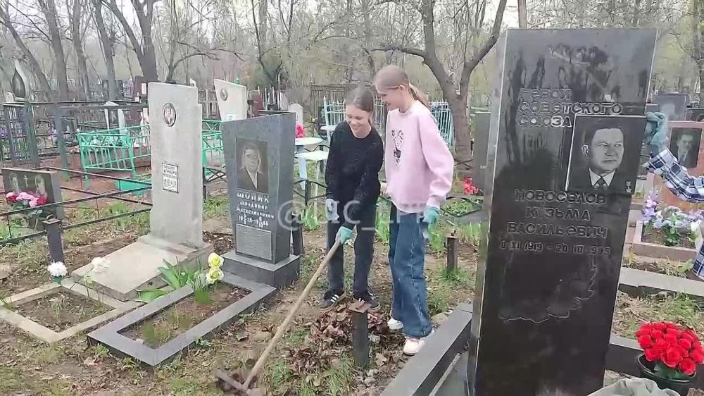 Участники проекта «Хранители наследия» благоустроили могилы Героев СССР летчиков-асов Семена Кратинова и Кузьмы Новоселова, сапера Валентина Бахвалова в Луганске