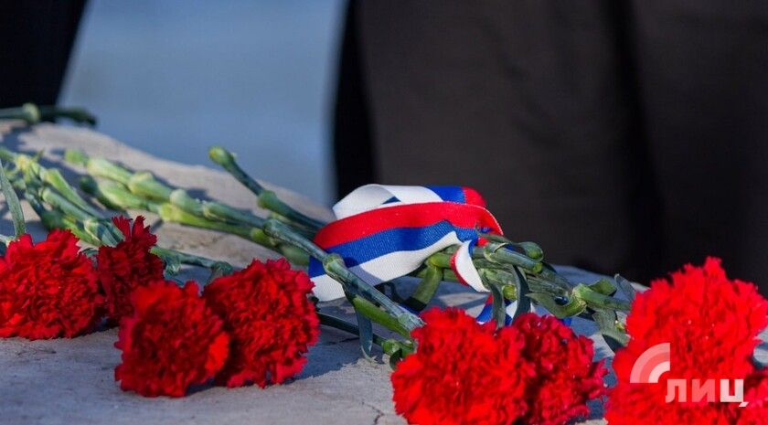 Жители Луганска почтили память жертв агрессии ВСУ на мемориале «Не забудем, не простим!»