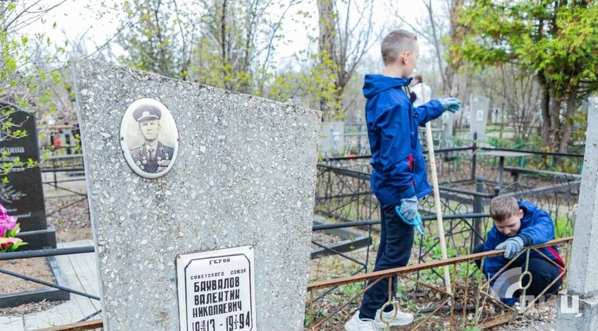 Участники проекта «Хранители наследия» благоустроили могилы трех Героев СССР в Луганске