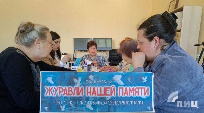 Рукодельница Алла Жевагина провела мастер-класс по изготовлению журавлей в Луганске