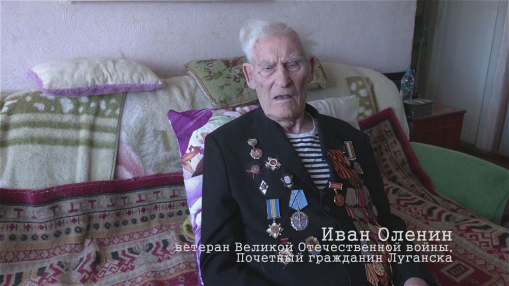 Продолжается вручение нагрудного знака «Почетный гражданин города» ветеранам, удостоенным этого звания