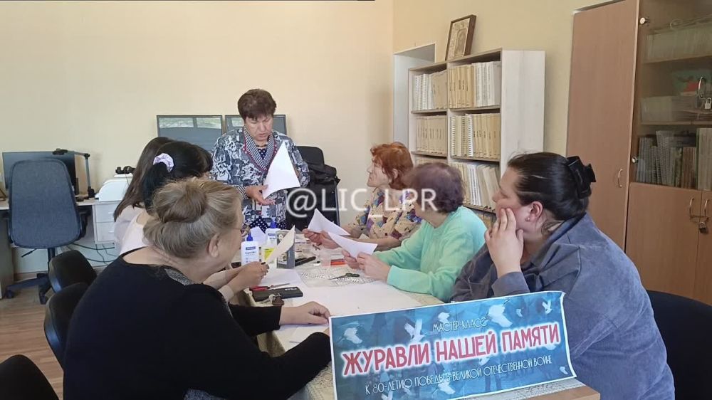 Мастер народного творчества клуба «Левша» Алла Жевагина в преддверии празднования 80-летия Победы в Великой Отечественной войне провела в Луганске мастер-класс «Журавли нашей памяти»