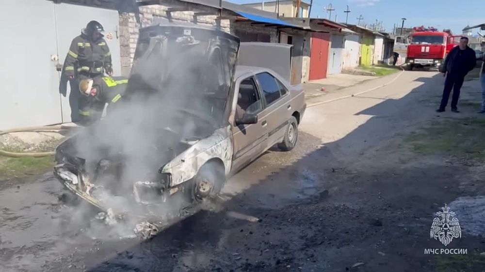 В Луганске спасатели МЧС России оперативно справились с загоранием автомобиля