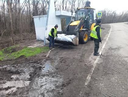 Дорожники убирают тонны мусора вдоль региональных трасс в ЛНР