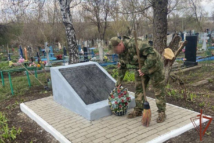 Росгвардейцы в ЛНР благоустраивают памятники и места захоронений героев Великой Отечественной войны