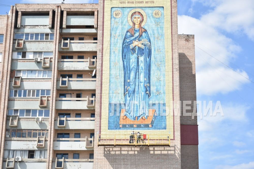 В Луганске появился мурал с изображением Богородицы
