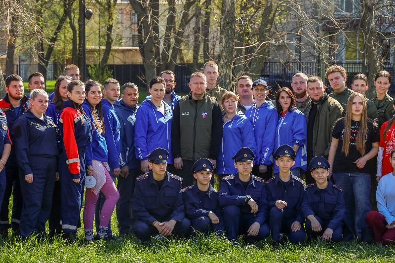 Денис Мирошниченко принял участие в высадке деревьев в сквере им. Героев «Молодой гвардии»