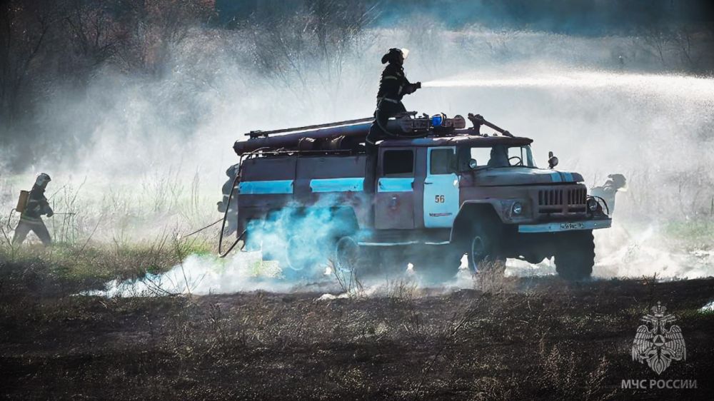 Спасатели МЧС России бьют тревогу: огонь на открытых территориях не утихает