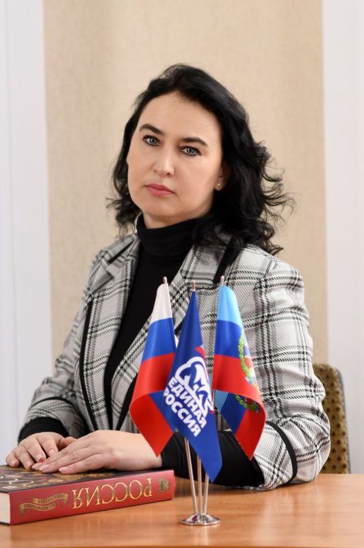 Прямо сейчас врип главы Луганска Яна Пащенко в прямом эфире отвечает на вопросы жителей города