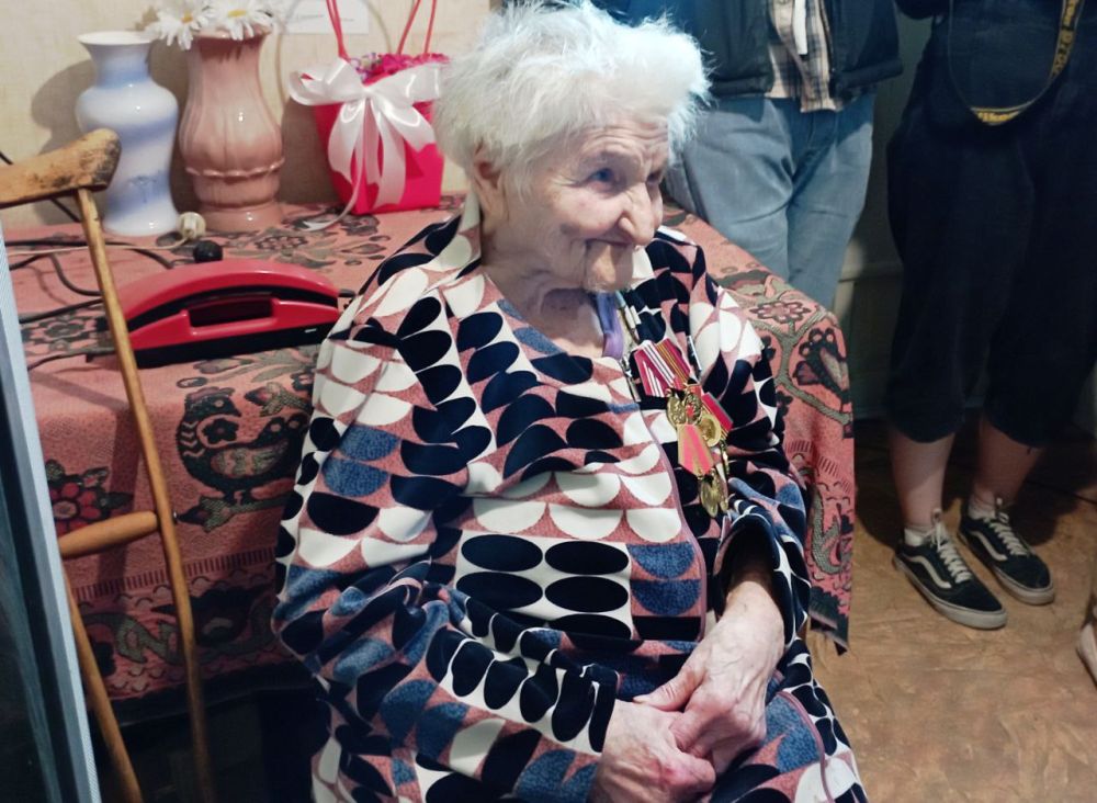 Ветерану Великой Отечественной войны Алефтине Александровне Руденко вручили знак Почетного гражданина города Луганска