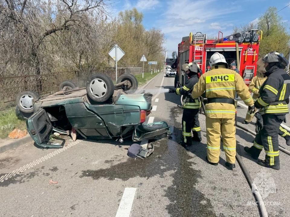 Спасатели ЛНР деблокировали двух пострадавших в автомобильной аварии